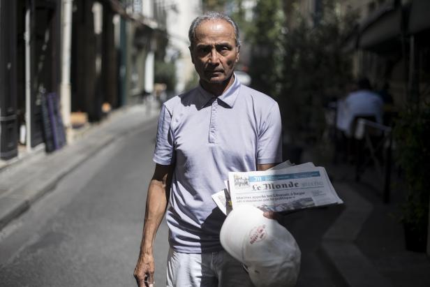 Der letzte "Zeitungsverkäufer" von Paris macht Schluss