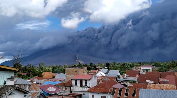 Spektakuläre Bilder: Vulkanausbruch in Indonesien