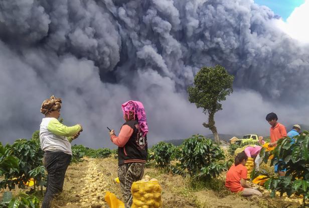 Spektakuläre Bilder: Vulkanausbruch in Indonesien