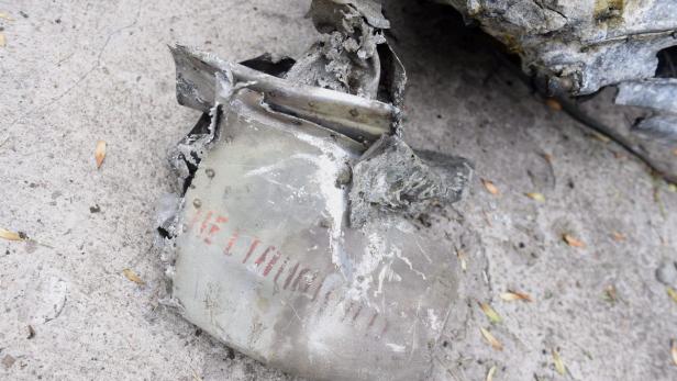 Ein beschädigtes Metallteil liegt auf dem Boden.
