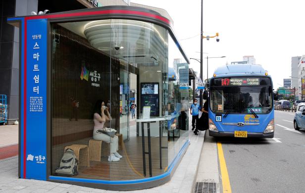 Coronavirus: Bus-Wartehäuschen in Seoul messen Körpertemperatur