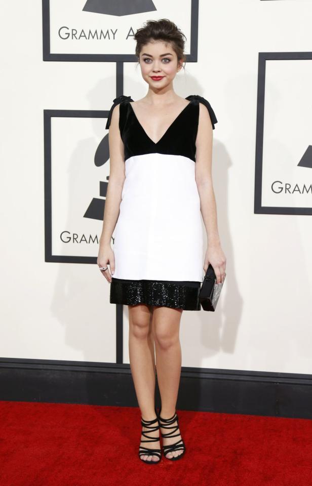 Sarah Hyland in einem schwarz-weißen Kleid auf dem roten Teppich der Grammy Awards.