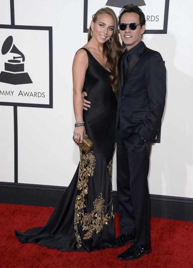 Marc Anthony und seine Begleitung auf dem roten Teppich bei den Grammy Awards.
