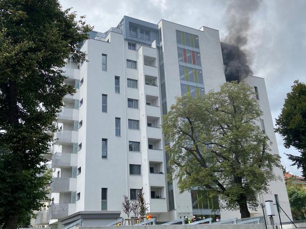 Brand in Wiener Hochhaus: Bewohner flüchtet vor Flammen