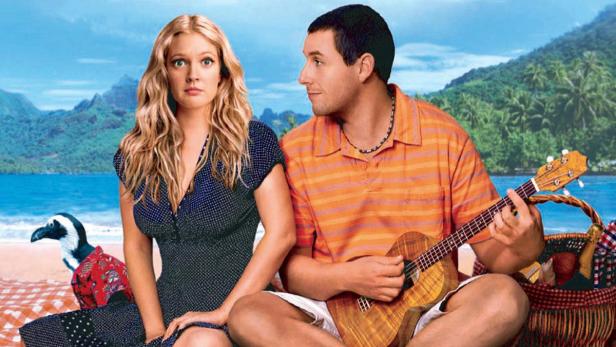 Drew Barrymore und Adam Sandler am Strand, Sandler spielt Ukulele.