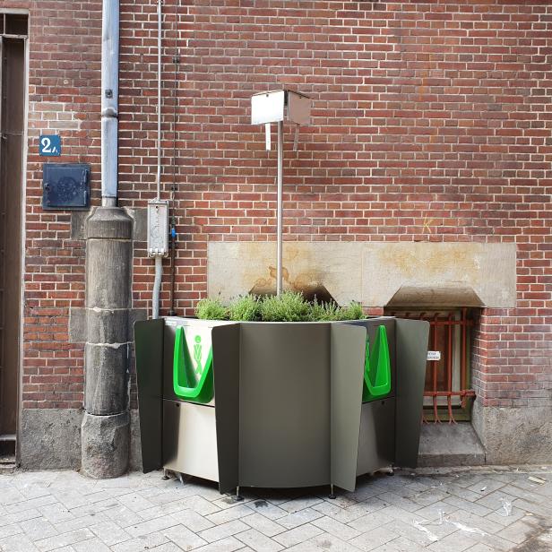 Amsterdam installiert Pissoirs in Topfpflanzen, damit Touristen nicht auf Straße urinieren