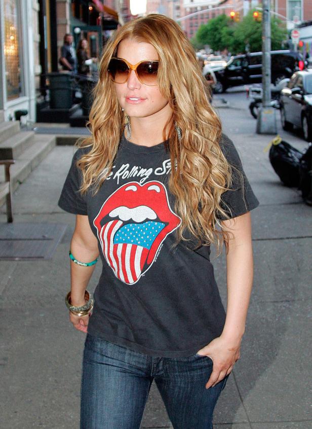 Jessica Simpson trägt ein T-Shirt mit dem Logo der Rolling Stones.