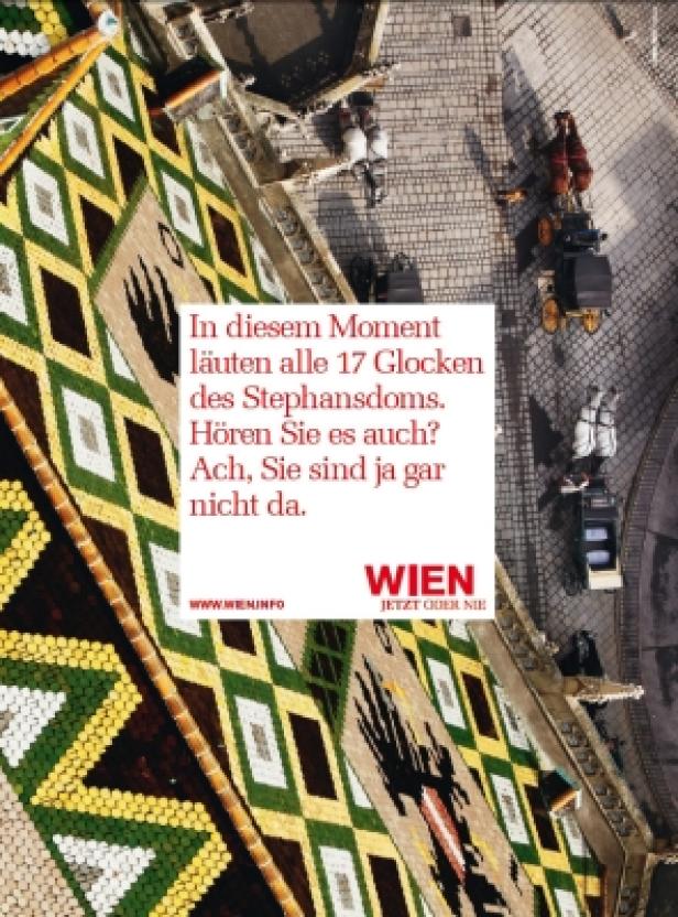 Blick von oben auf das Dach des Stephansdoms und Fiaker in Wien.