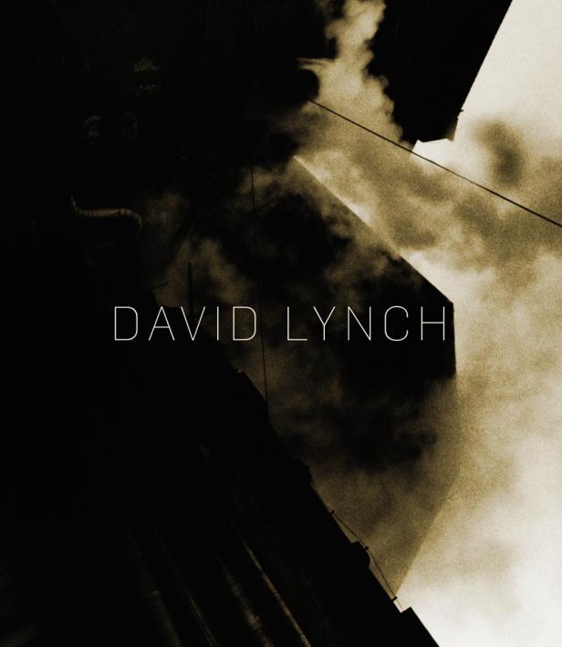 Abstrakte Schwarz-Weiß-Fotografie mit dem Schriftzug „David Lynch“.