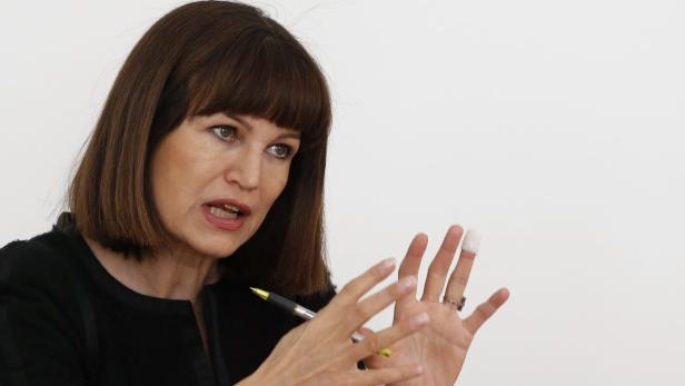 Börsevorstand Birgit Kuras Eine Frau mit braunen Haaren gestikuliert mit einem Stift in der Hand.
