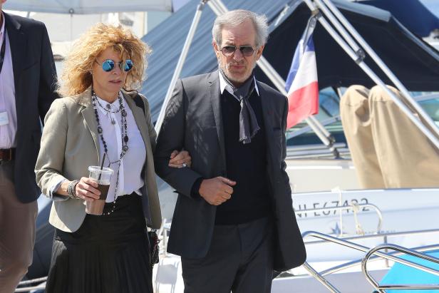 Steven Spielberg mit seiner Frau auf einem Boot.
