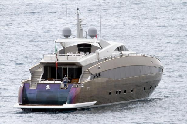 Eine luxuriöse Motoryacht mit italienischer Flagge auf dem Meer.