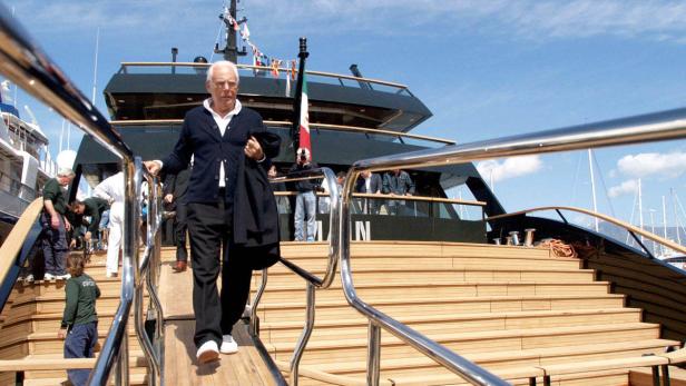 Giorgio Armani geht an Bord seiner Yacht „Main“.