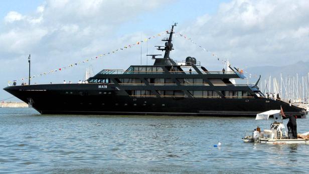 Eine große, schwarze Yacht namens „Main“ fährt auf dem Wasser.