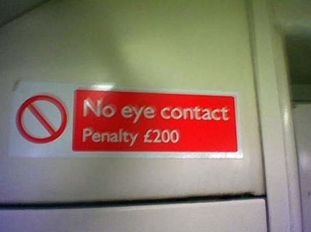 Ein Schild warnt vor Augenkontakt, der mit 200 Pfund Strafe belegt wird.