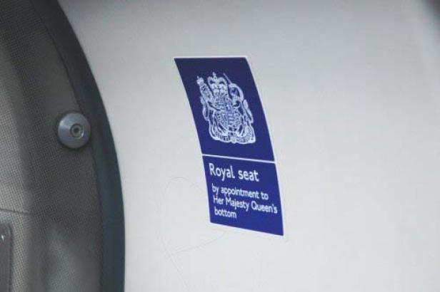 Ein blaues Schild mit der Aufschrift „Royal Seat by appointment to Her Majesty Queen's bottom“.