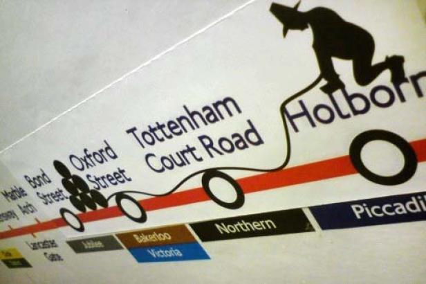 Eine stilisierte Karte der Londoner U-Bahn mit den Stationen Holborn, Tottenham Court Road und Oxford Street.