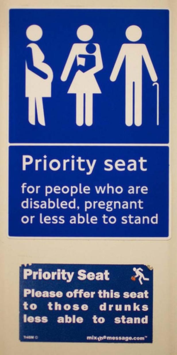 Ein Schild mit Piktogrammen für Schwangere, Eltern mit Kind und ältere Menschen, die einen Sitzplatz benötigen.