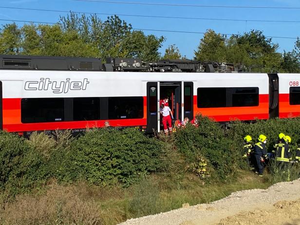 Lieferwagen von Zug mitgeschleift: Lenker gestorben