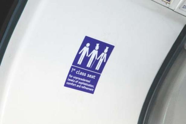 Ein Aufkleber mit der Aufschrift „1st class seat“ und Piktogrammen von Personen mit Zylinder.