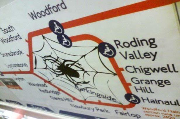 Eine stilisierte Spinnennetz-Darstellung auf einem U-Bahn-Plan von London, der die Station Barkingside hervorhebt.