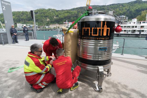 VORARLBERG. PROJEKT "TIEFENRAUSCH" - WINZER VERSENKT WEINFÄSSER IM BODENSEE