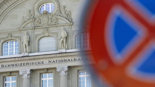 Die Fassade der Schweizerischen Nationalbank mit einem unscharfen Parkverbotsschild im Vordergrund.