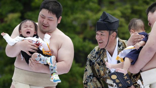 Sumo-Ringer bringen Babys zum Weinen