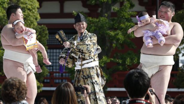 Sumo-Ringer bringen Babys zum Weinen