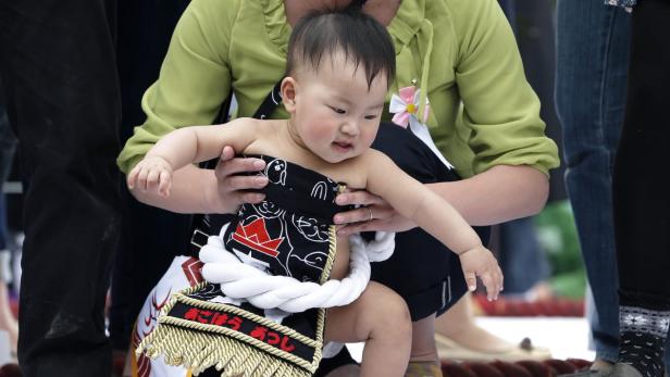 Sumo-Ringer bringen Babys zum Weinen