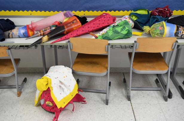 Schultüten für Taferlklassler liegen zum Schulbeginn auf Tischen in einem Klassenzimmer.