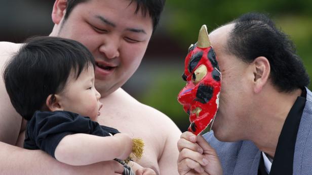 Sumo-Ringer bringen Babys zum Weinen