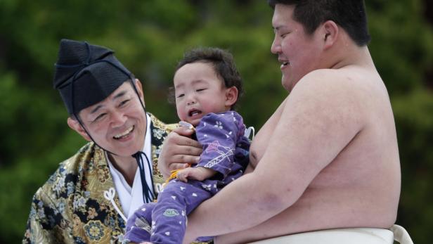 Sumo-Ringer bringen Babys zum Weinen