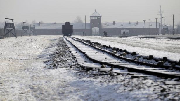 Gleise führen durch das verschneite Gelände des Konzentrationslagers Auschwitz-Birkenau.