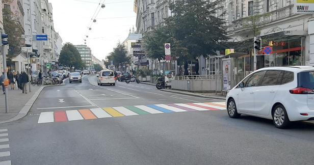 Regenbogen-bunter Zebrastreifen in der Landstraße