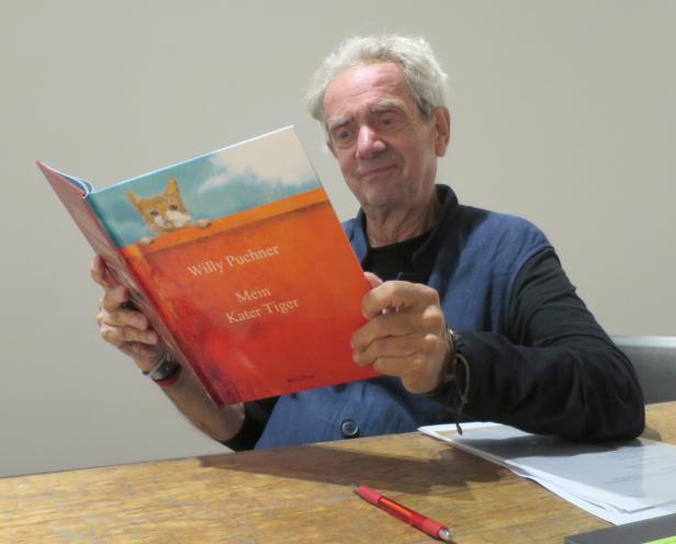 Autor, Fotograf und Illustrator mit seinem neuesten, geöffneten Buch
