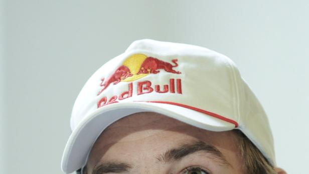 Nahaufnahme einer Person, die eine weiße Red Bull-Kappe trägt.