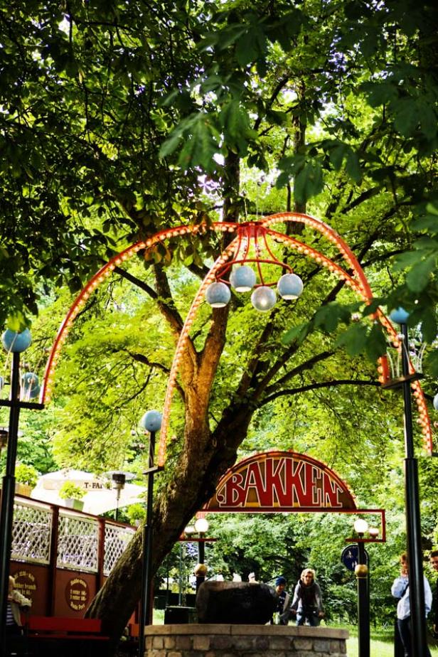 Der Eingang zum Vergnügungspark Bakken ist mit Lichtern geschmückt.