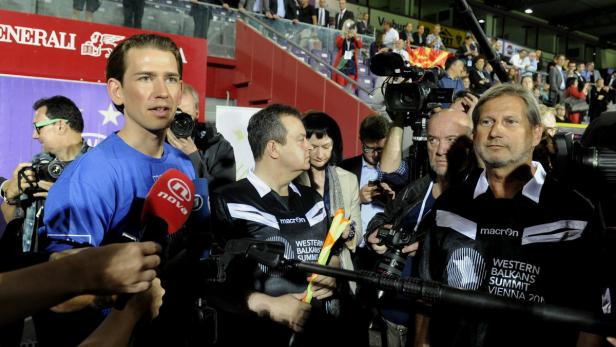 Sebastian Kurz wird von Reportern interviewt.