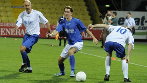 Sebastian Kurz spielt mit anderen Politikern Fußball.