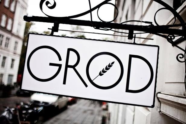 Das Schild eines Ladens mit der Aufschrift „GRØD“ und einem Weizenähren-Symbol.