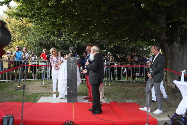Vier Tage nach Enthüllung: Roy-Black-Statue in Velden gestohlen