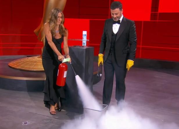 Emmys: Aniston und Kimmel sorgen mit schräger Sicherheitsmaßnahme für Gelächter
