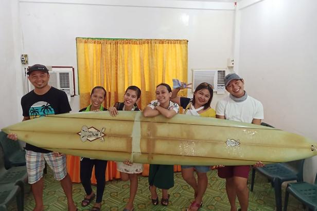 Verlorenes Surfbrett trieb 8000 Kilometer bis zu den Philippinen