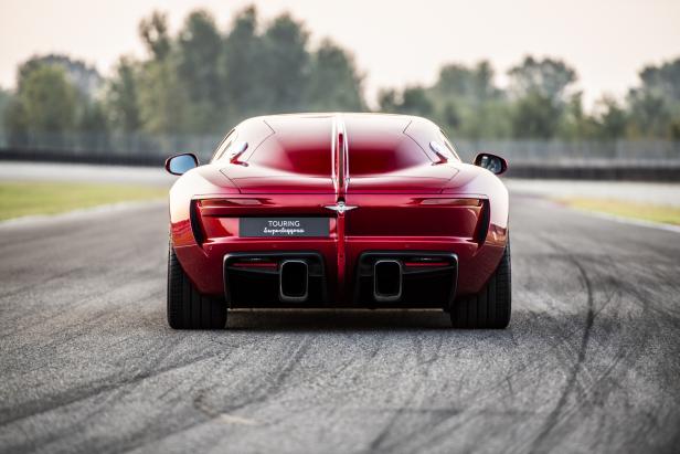 Die Rückansicht eines roten Touring Superleggera Aero 3 auf einer Rennstrecke.