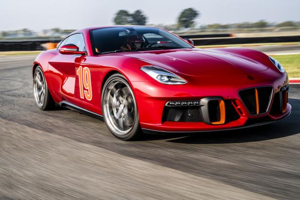 Ein roter Touring Superleggera Areo 3 mit der Nummer 19 fährt auf einer Rennstrecke.