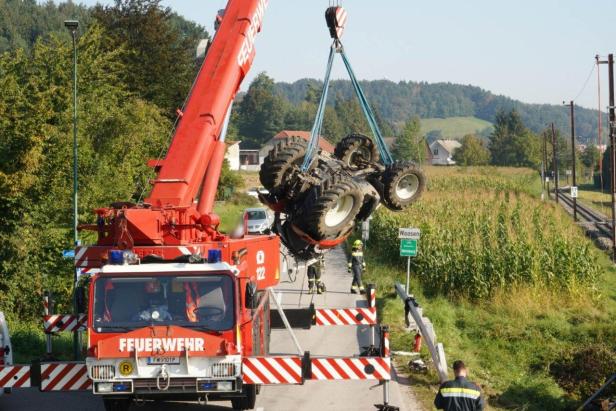 Traktor-Gespann stürzte auf Gleise der Mariazellerbahn