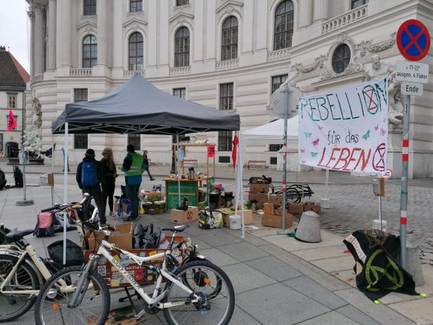 Polizei räumt Zeltlager am Wiener Michaelerplatz, doch Aktivisten bleiben