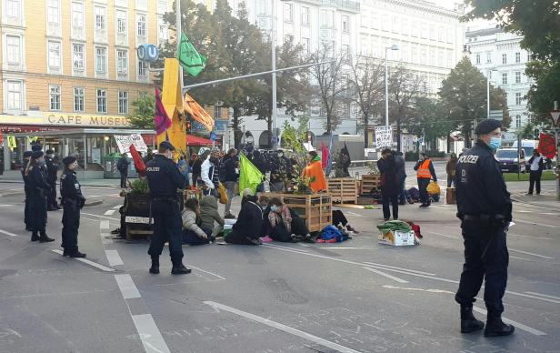 Räumung: Polizei trägt erneut Klima-Aktivisten von der Straße