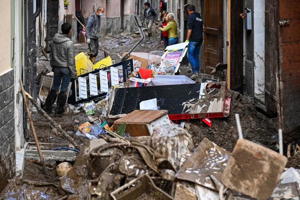 Frankreich, Italien: Abgerutschte Häuser und angeschwemmte Leichen
